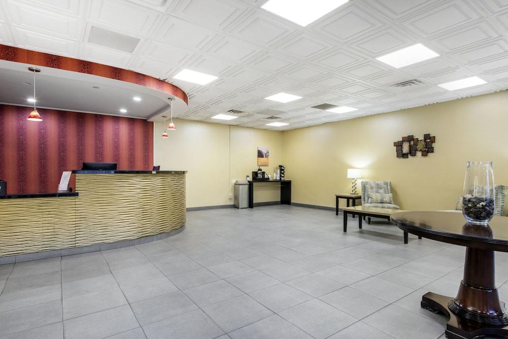 Quality Inn & Suites Charleston - Civic Center Exterior photo