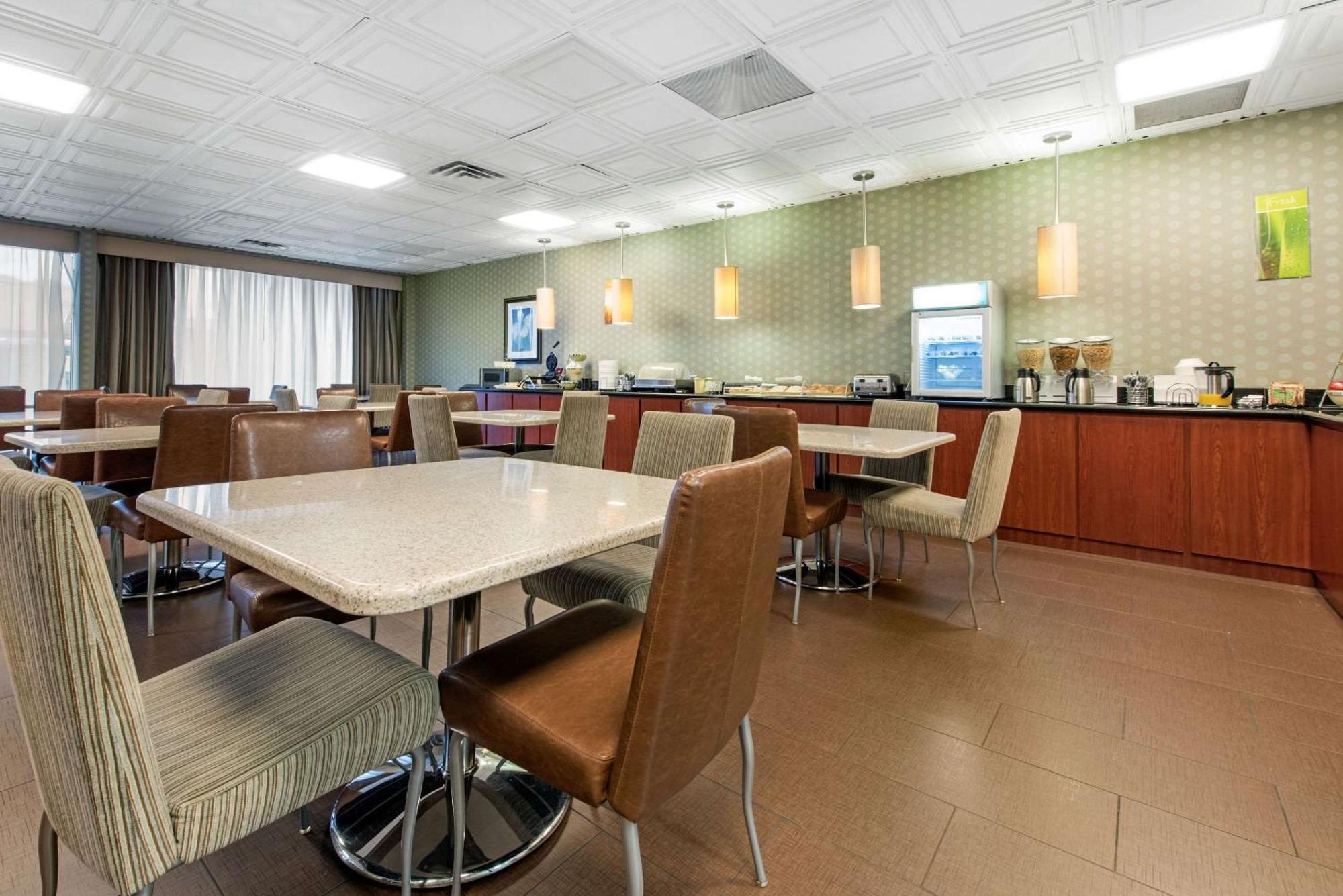 Quality Inn & Suites Charleston - Civic Center Exterior photo