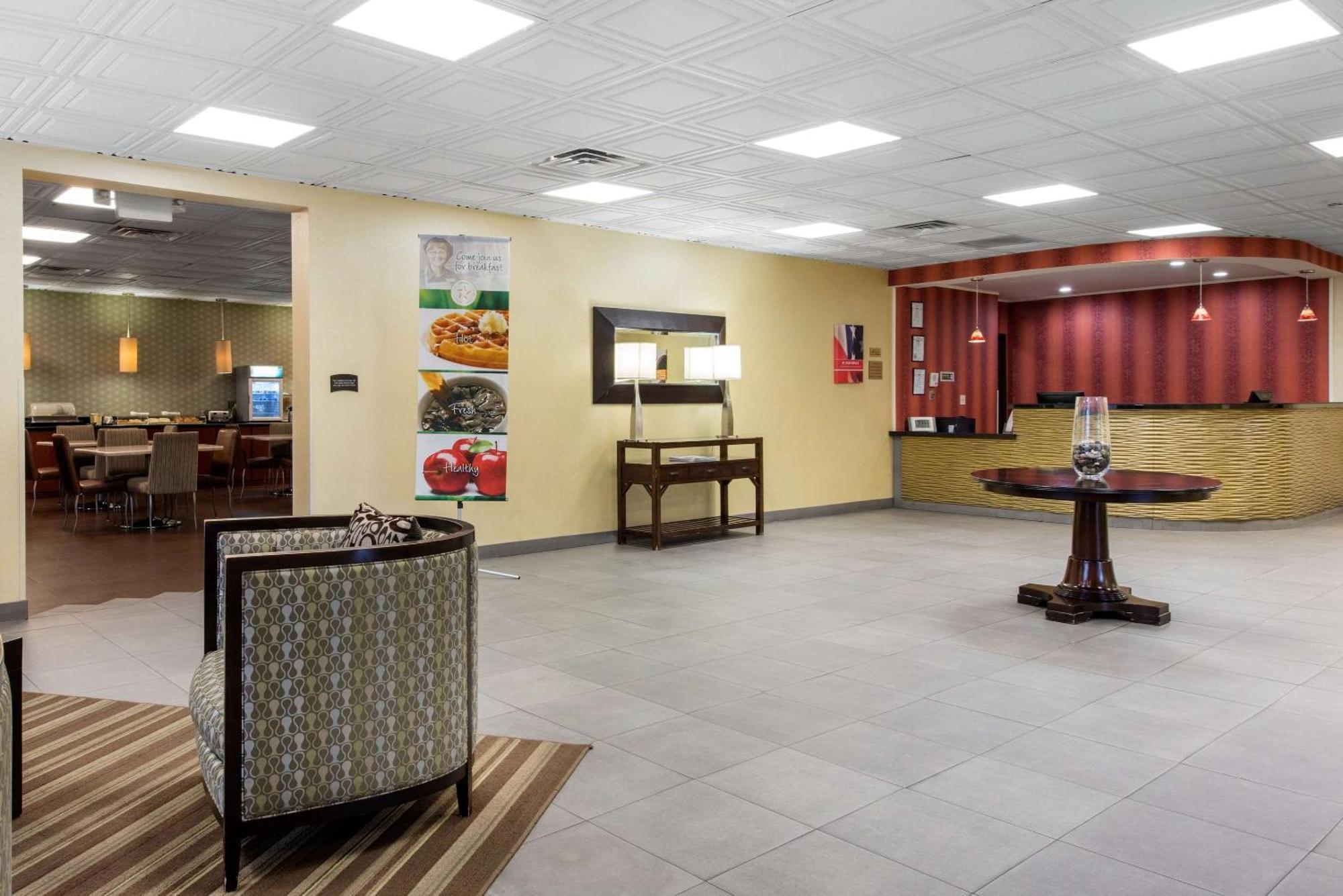 Quality Inn & Suites Charleston - Civic Center Exterior photo